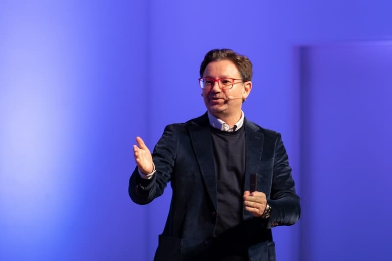 javier romero en una charla sobre el método BAPNE